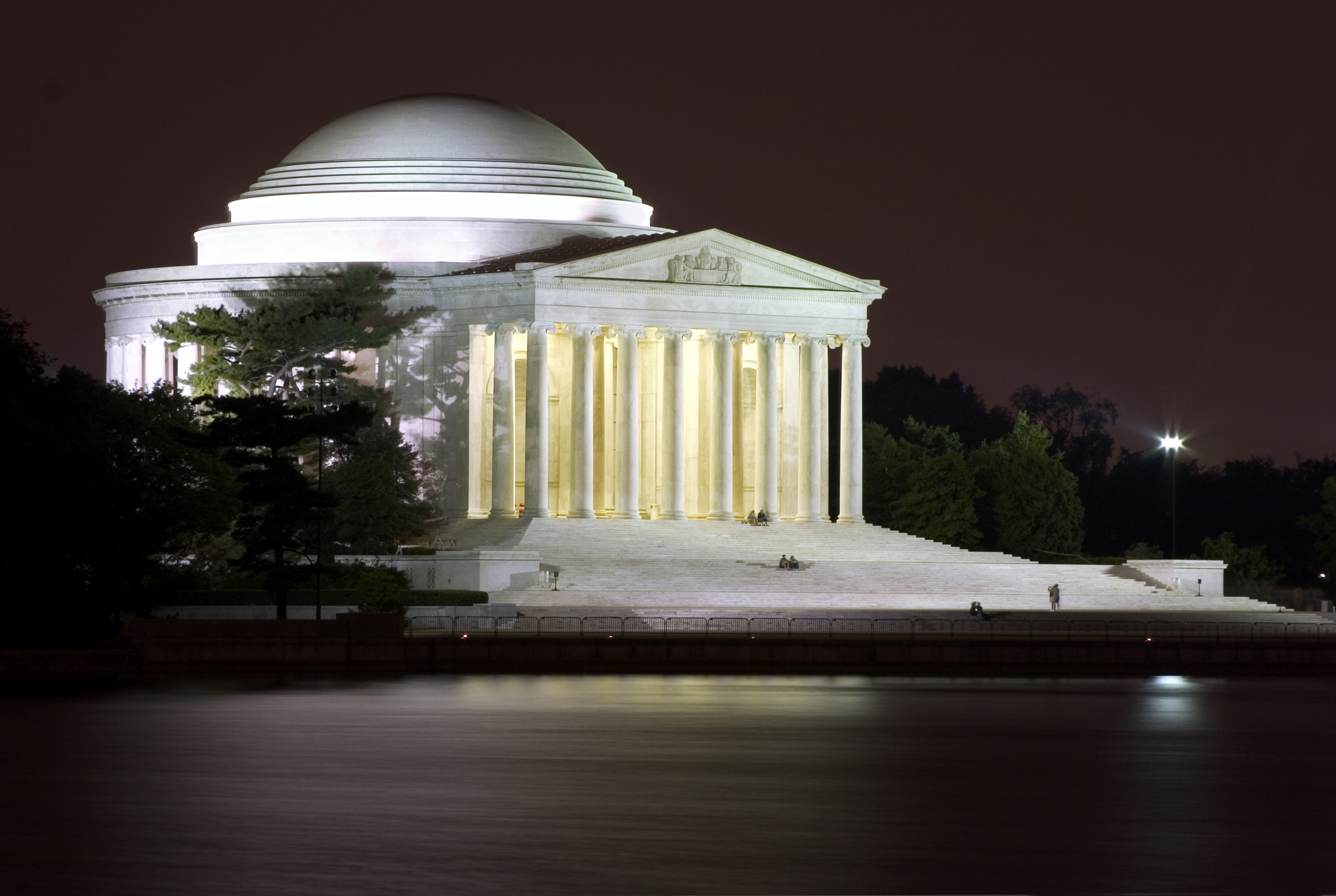 the thomas jefferson memeorial at night